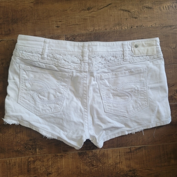 SILVER Jeans Co Distressed Aiko Mid Shorts Size 31 in White - Picture 9 of 16